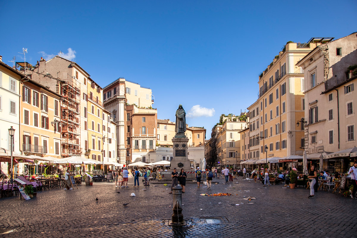 Campo de' Fiori e statua di Giordano Bruno