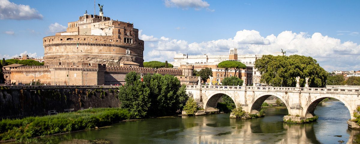 Castel Sant'Angelo di Roma e Ponte Sant'Angelo sul fiume Tevere
