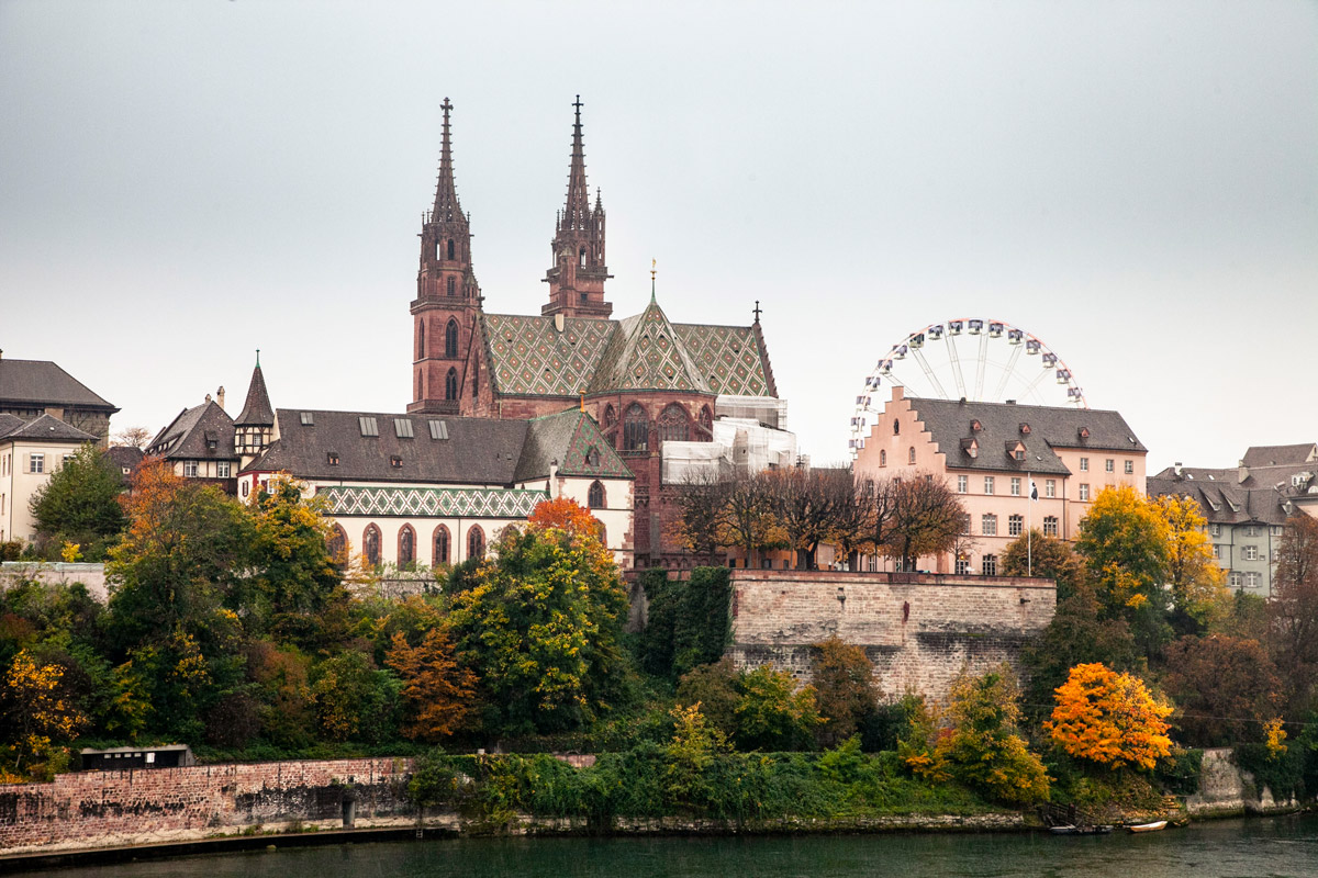 Cattedrale di Basilea vista dal fiume Reno