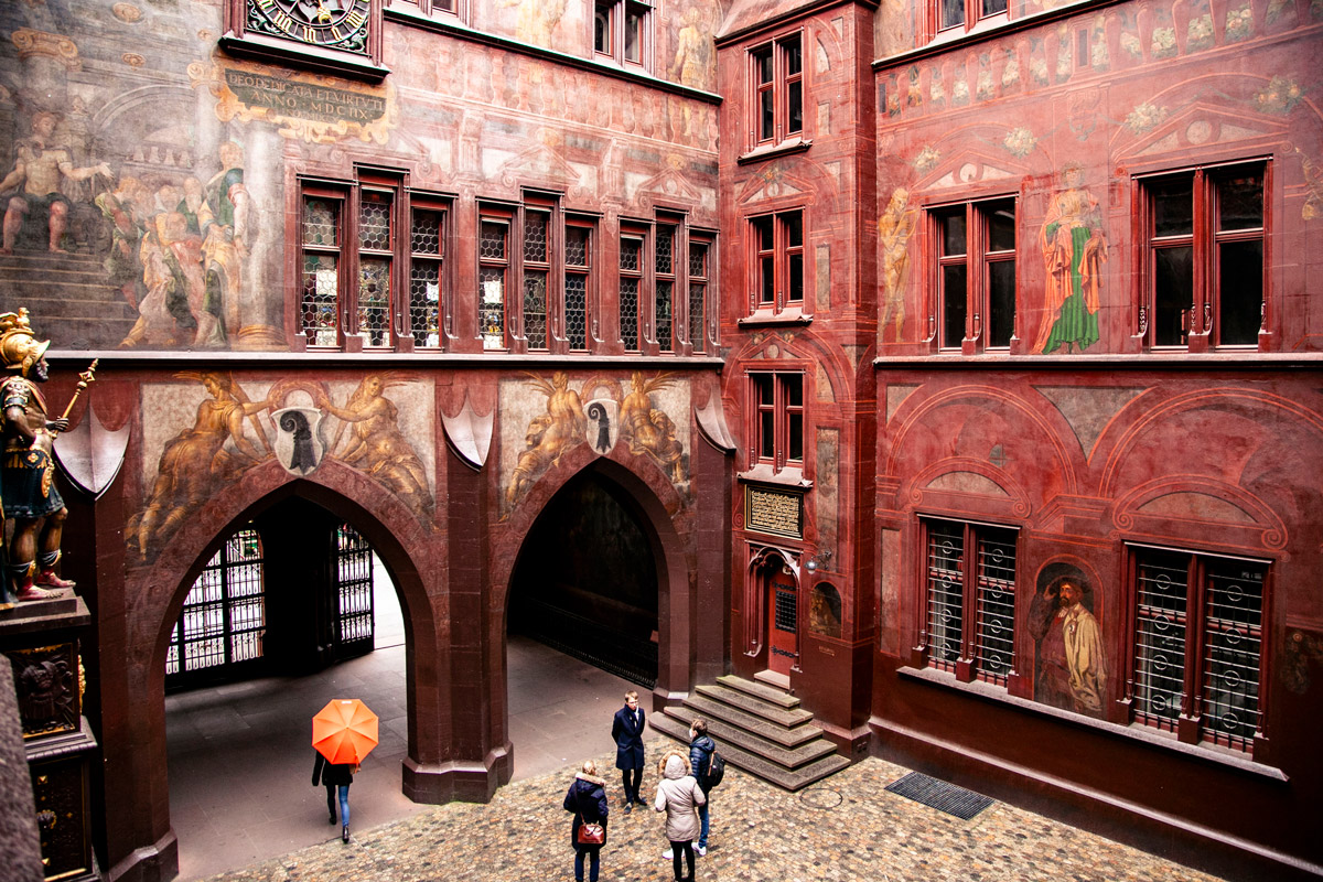 Cortile interno del Rathaus di Basilea con decorazioni seicentesche