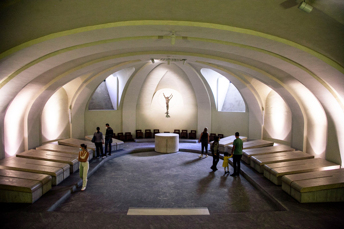 Cripta con sepolcri dei vescovi nella cattedrale di Sant'Alessandro