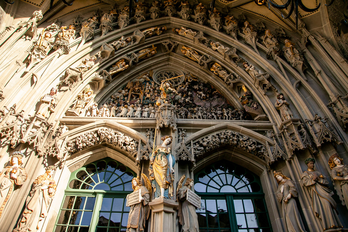 Dettaglio del Giudizio Universale scolpito nel portale centrale della Munstergasse di Berna