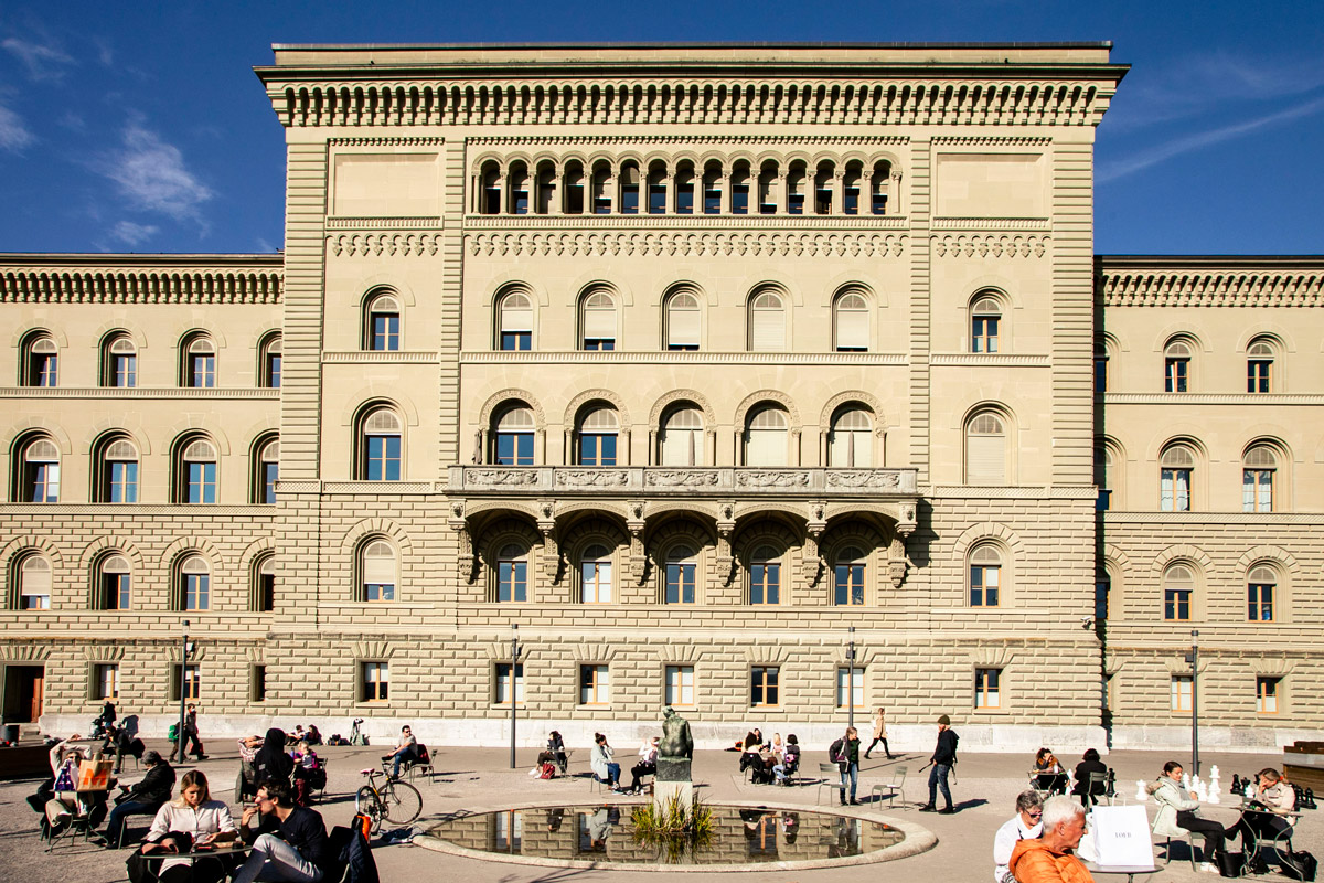 Edificio laterale del Palazzo federale di Berna con piazzetta pedonale