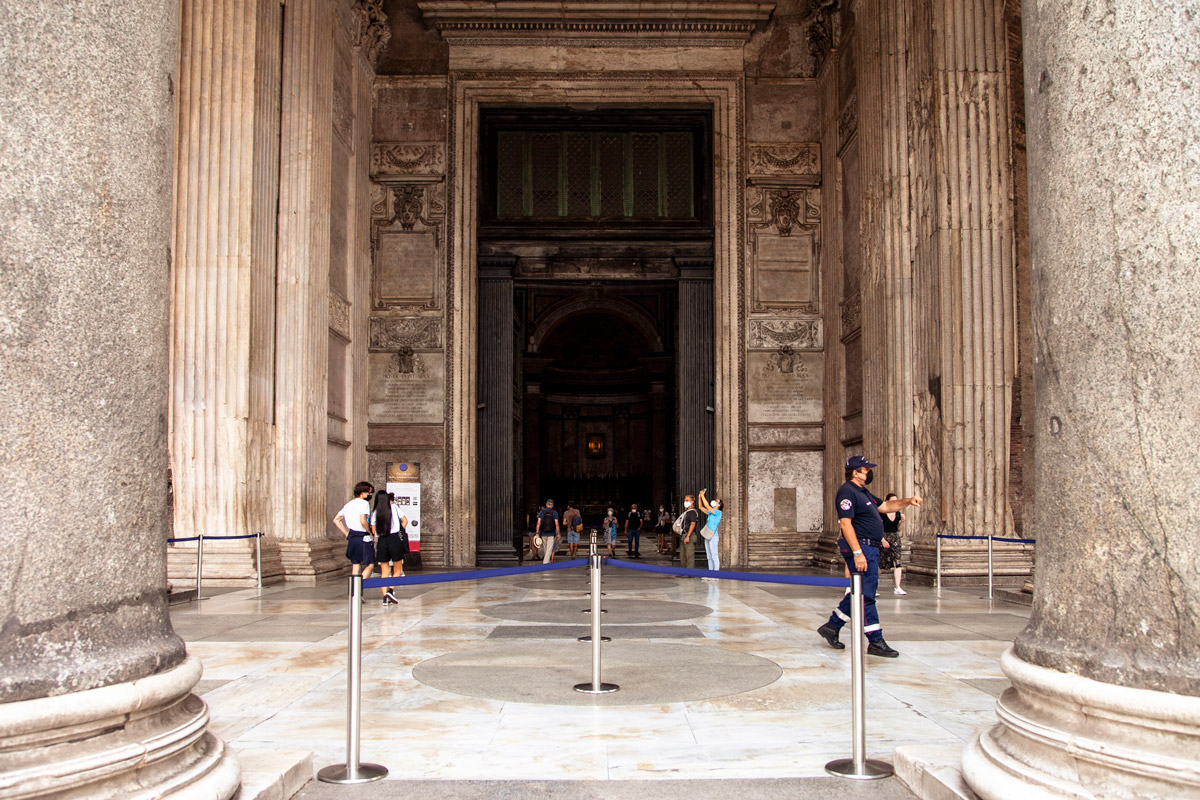 Enorme ingresso del Pantheon di Roma
