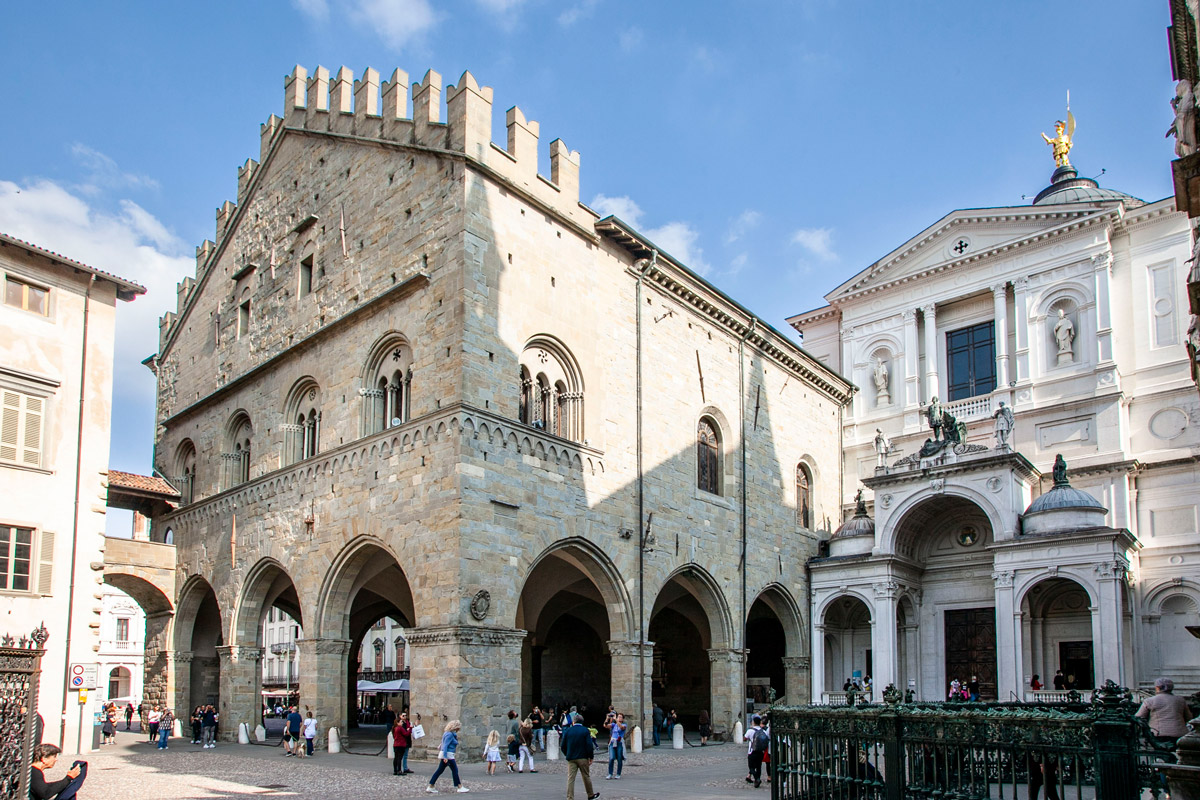 Facciata del palazzo della Ragione su piazza Duomo
