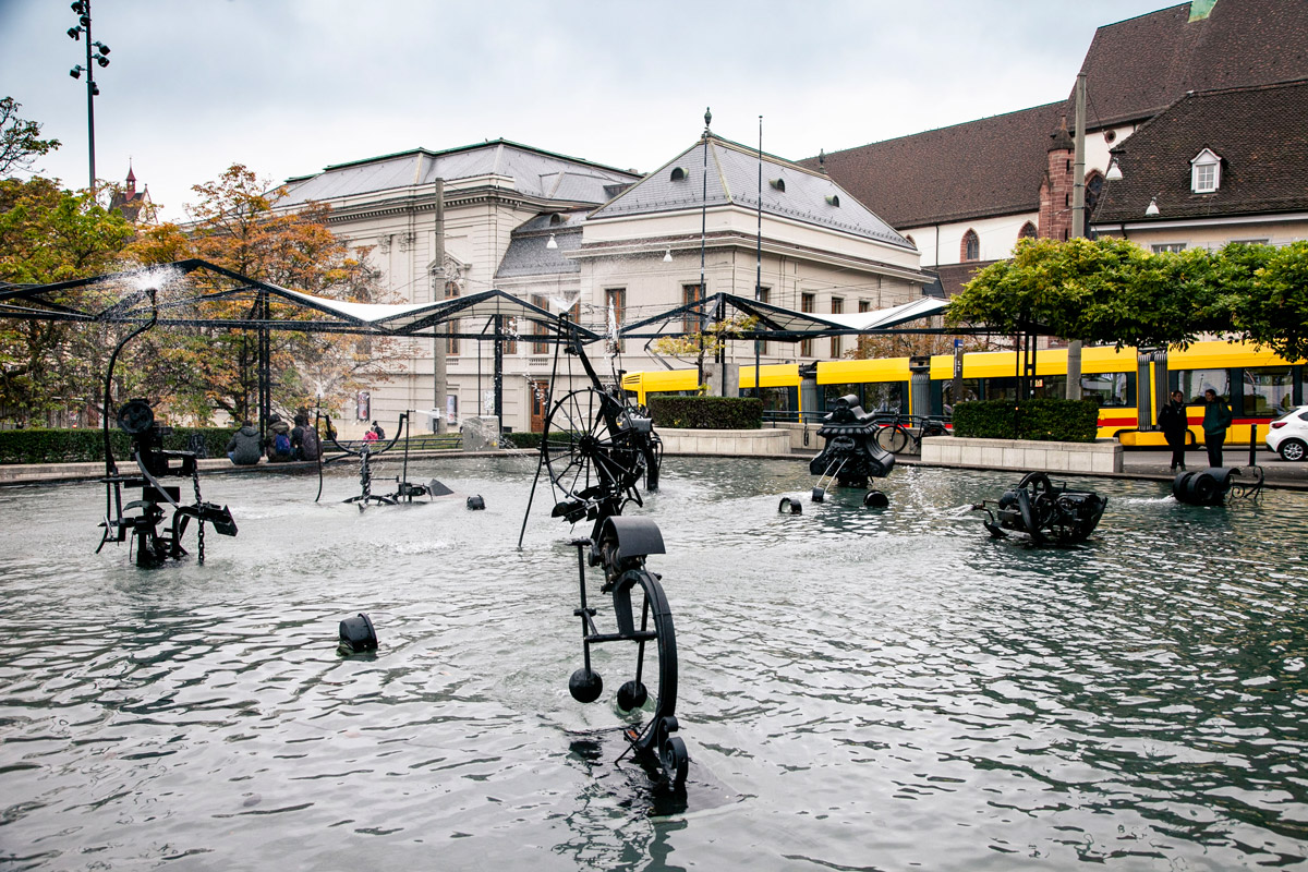 Fasnachts Fountain - Fontana nella piazza del teatro opera di Jean Tinguely