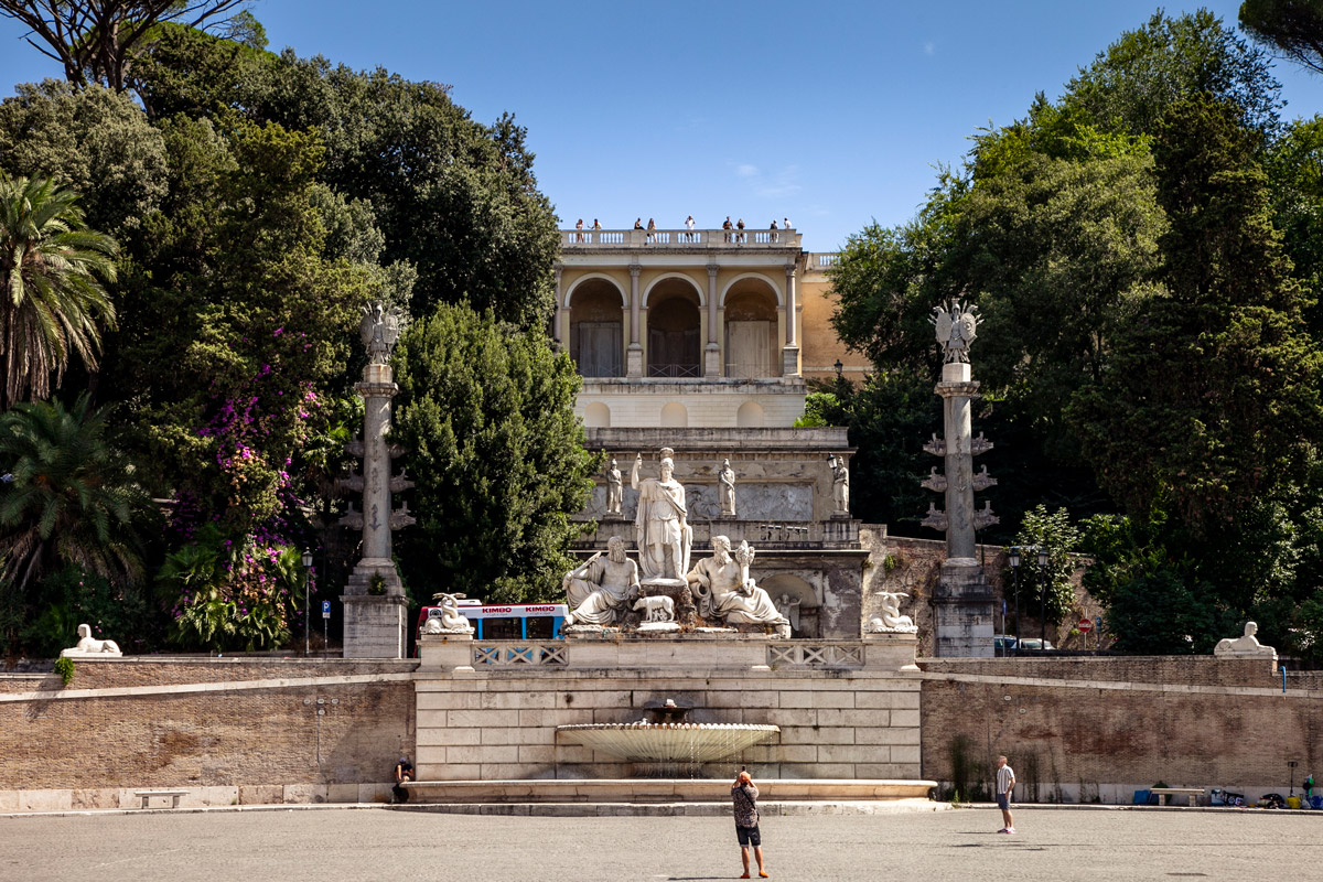 Fontana della Dea Roma in piazza del Popolo