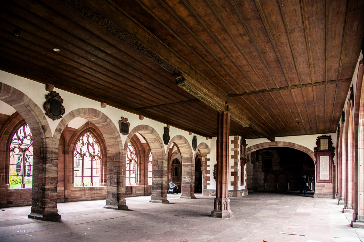 Foyer di divisione dei due chiostri con soffitto in legno di abete