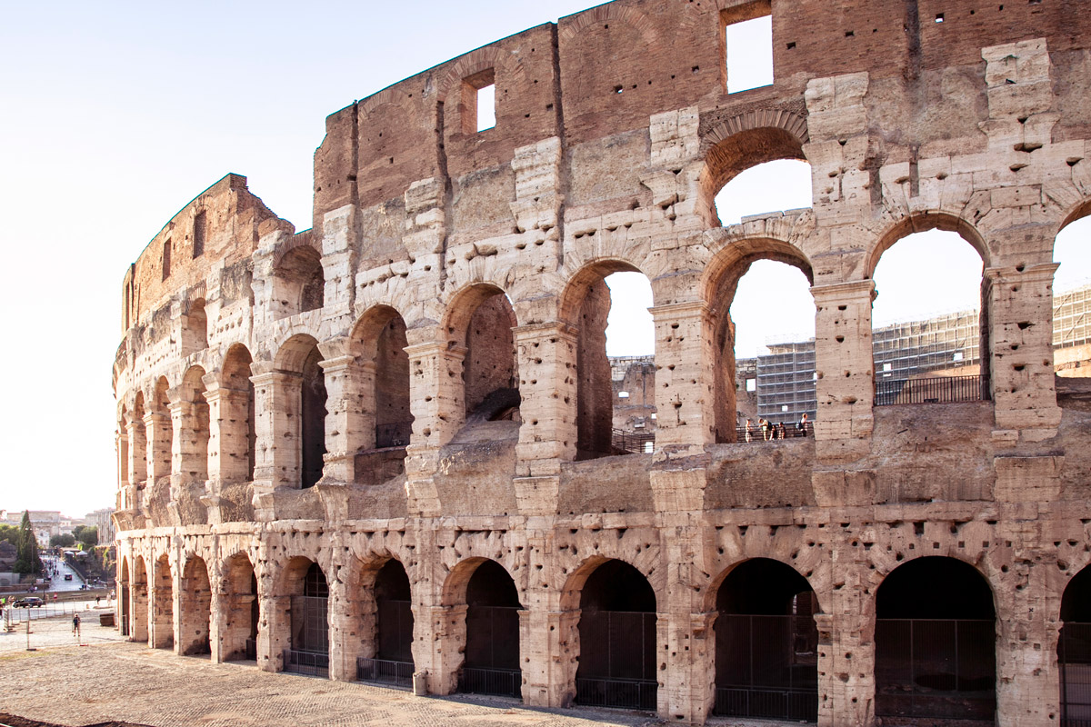 Gli archi del Colosseo al Tramonto