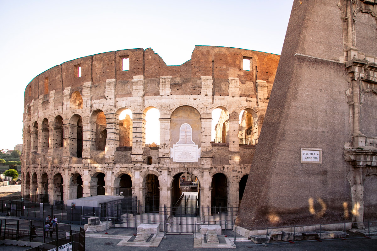 Il Colosseo con i raggi del sole al tramonto