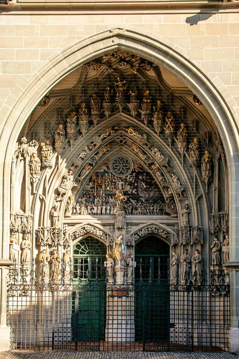 Il portale con scolpito il giudizio universale della cattedrale di Berna