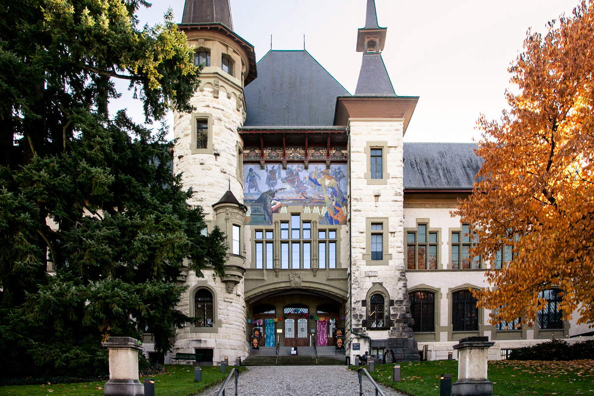 Ingresso con torrette del museo storico di Berna