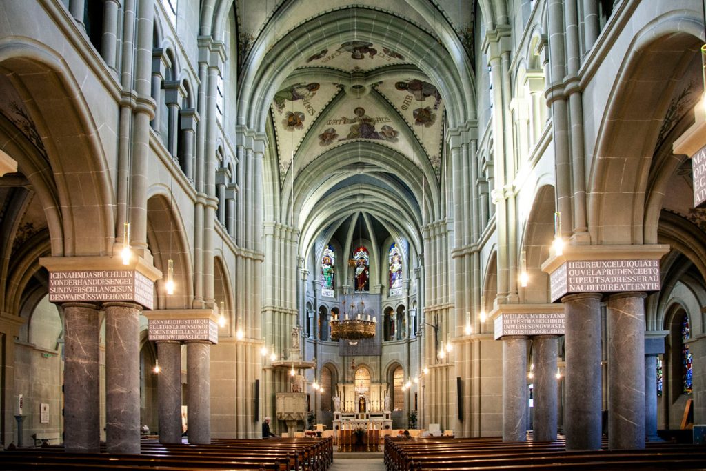Interni della cattedrale dei Santi Pietro e Paolo