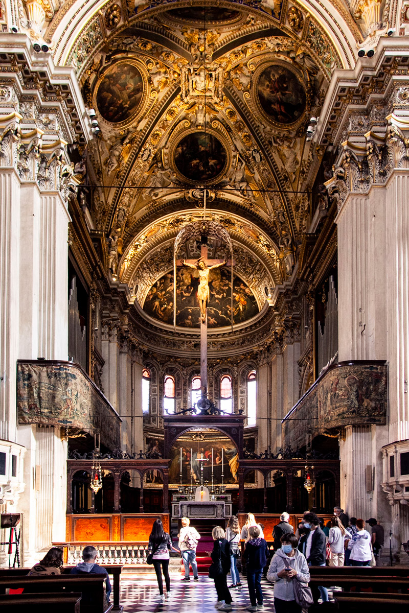 Interni riccamente decorati della basilica di Santa Maria Maggiore a Bergamo Alta