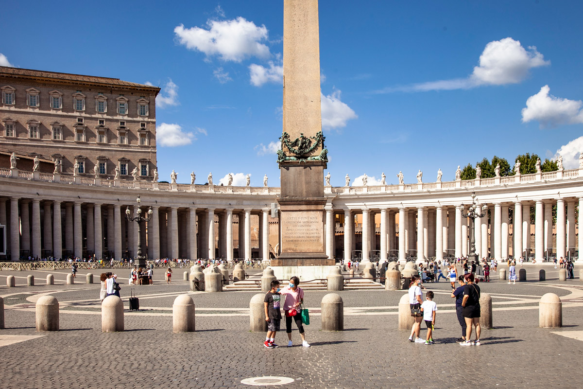 La base dell obelisco Vaticano con dietro i portici di piazza San Pietro