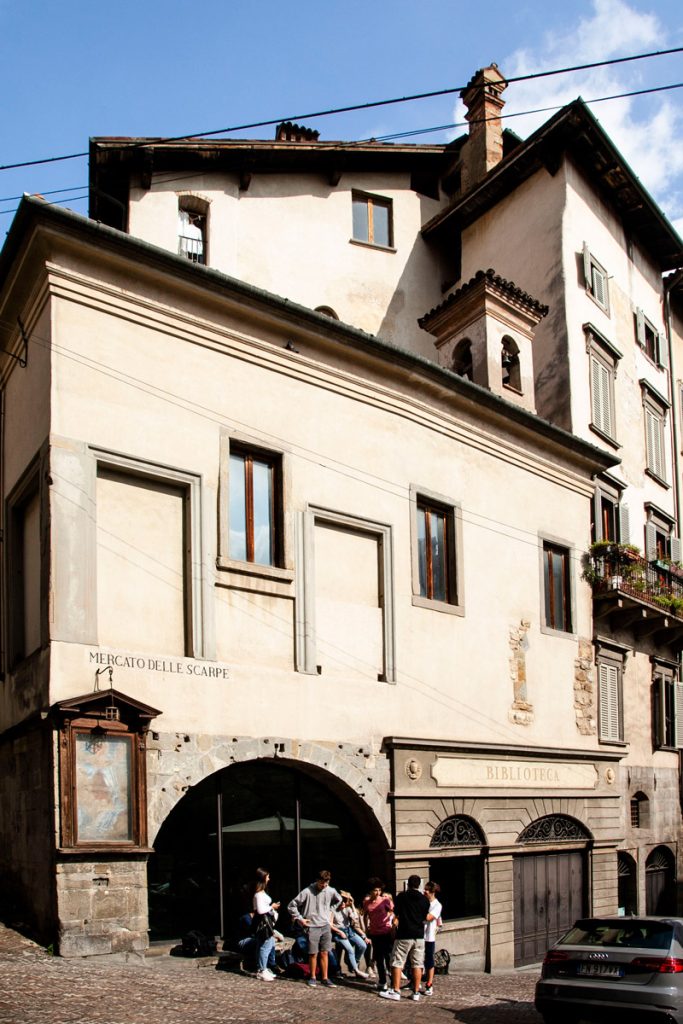 La biblioteca nella chiesa di San Rocco - Piazza Mercato delle Scarpe