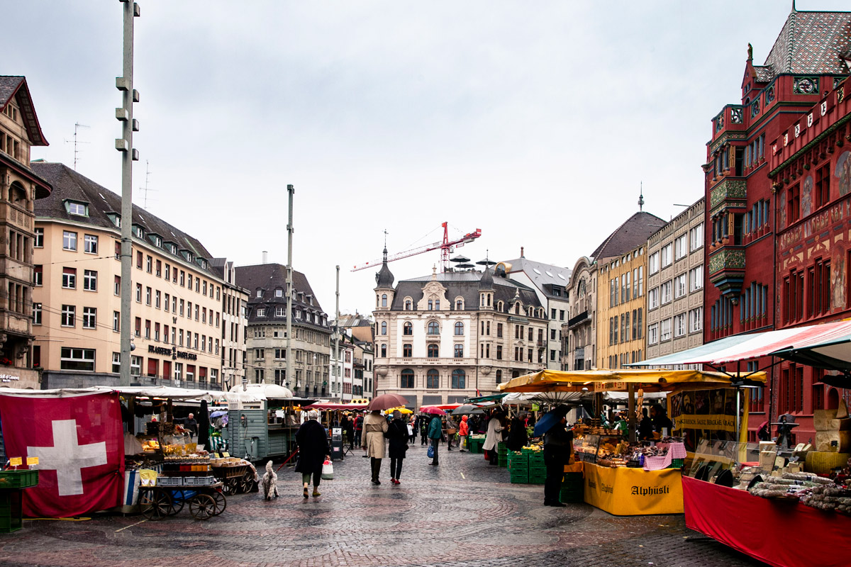 Marktplatz - Piazza del Mercato con bancarelle a Basilea
