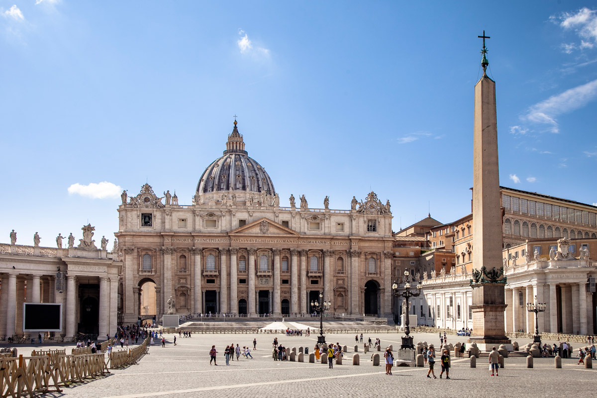 Obelisco Vaticano e facciata della basilica di San Pietro