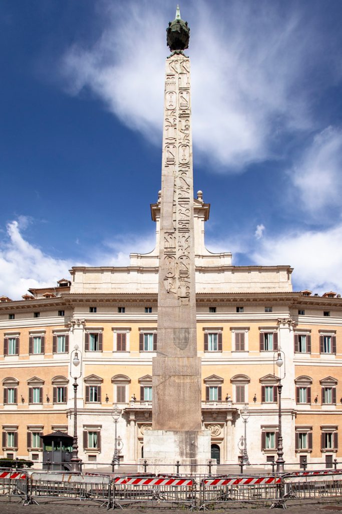Obelisco di Psammetico II davanti a palazzo Montecitorio