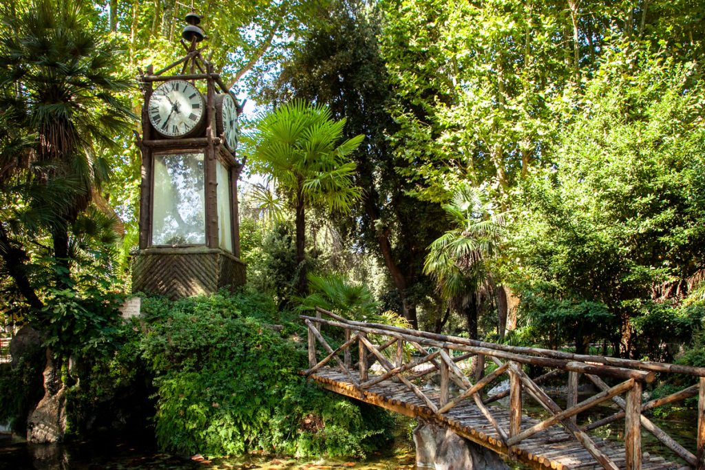 Orologio ad Acqua dentro al parco di Villa Borghese
