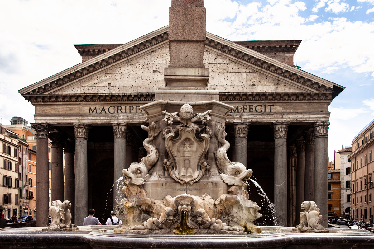 Pantheon di Agrippa e i mascheroni della fontana