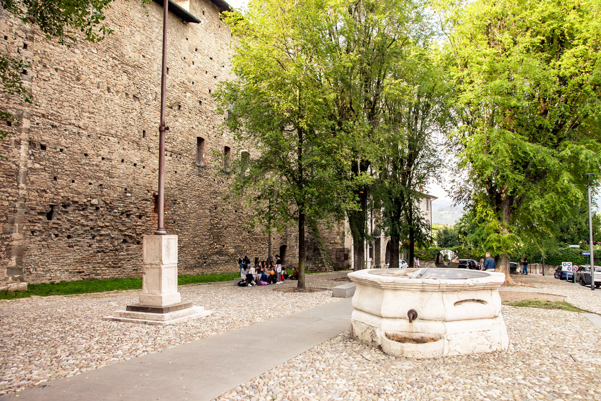 Piazza Lorenzo Mascheroni di Bergamo e pozzo sulla cisterna