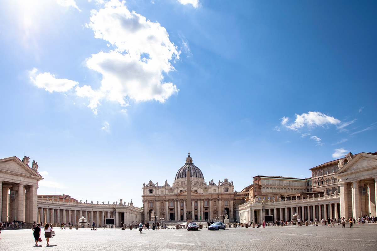 Piazza San Pietro e i suoi numerosi portici