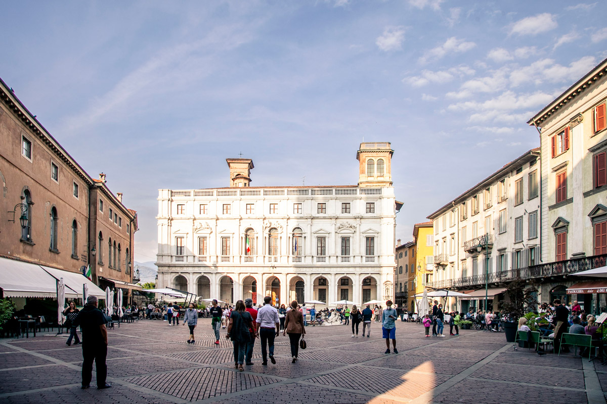 Piazza Vecchia con fontana Contarini e palazzo Nuovo