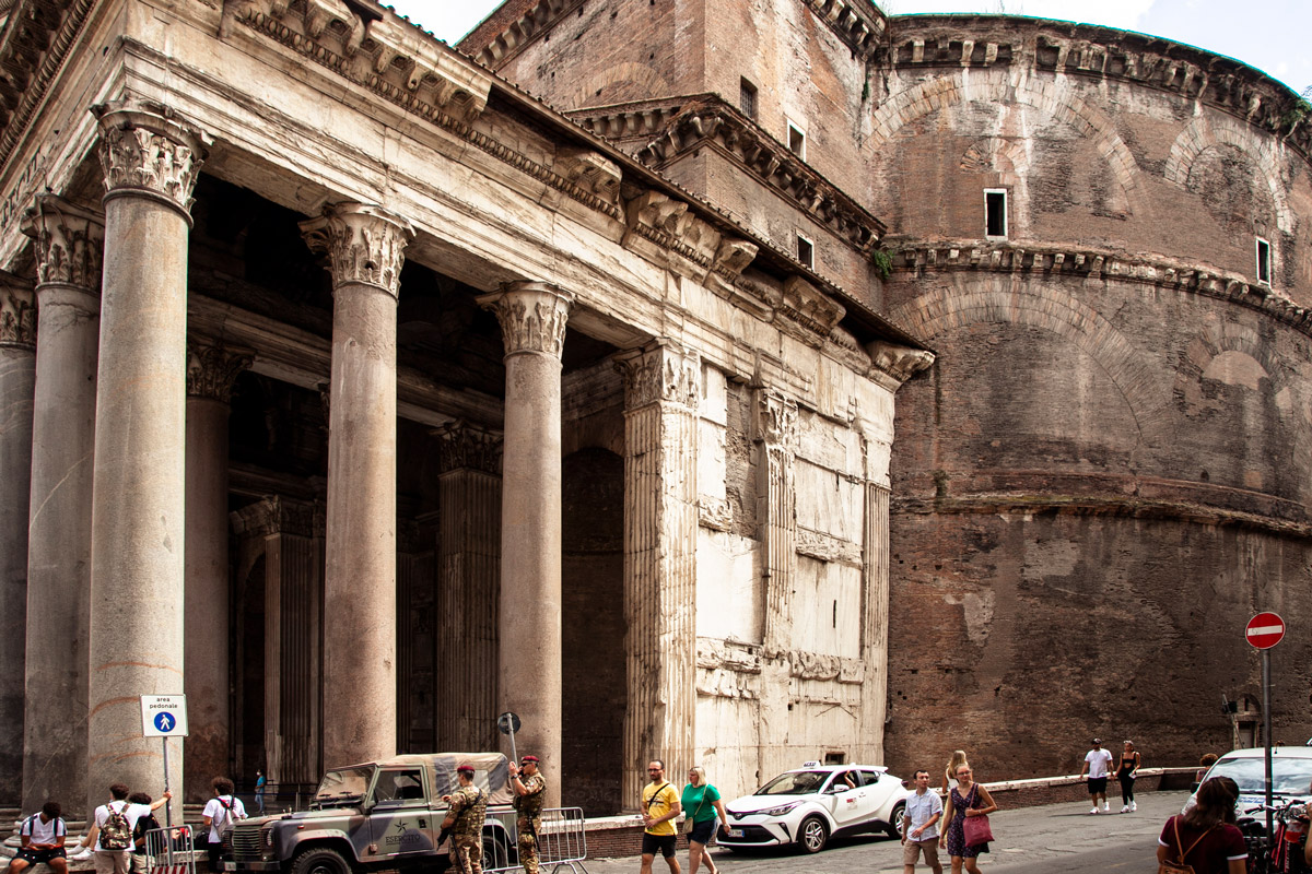 Portico e struttura circolare del Pantheon di Roma