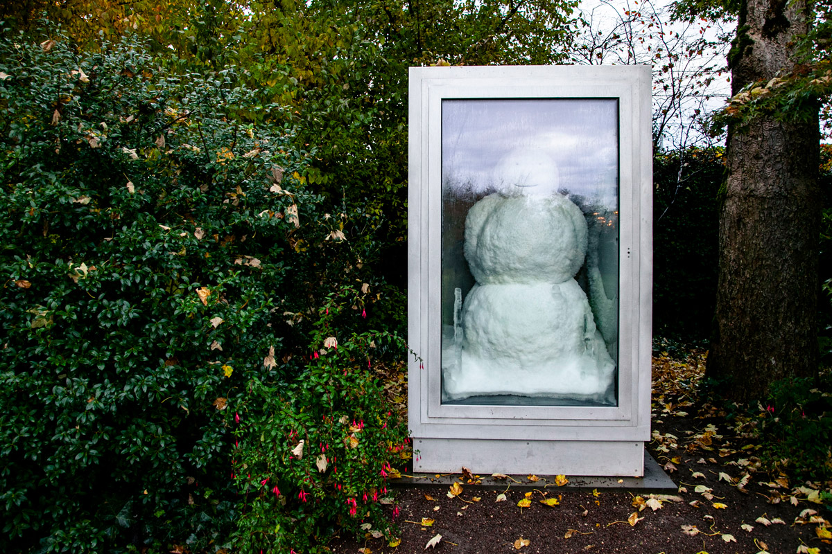 Pupazzo di neve nel freezer del parco della Fondazione Beyeler - Arte contemporanea