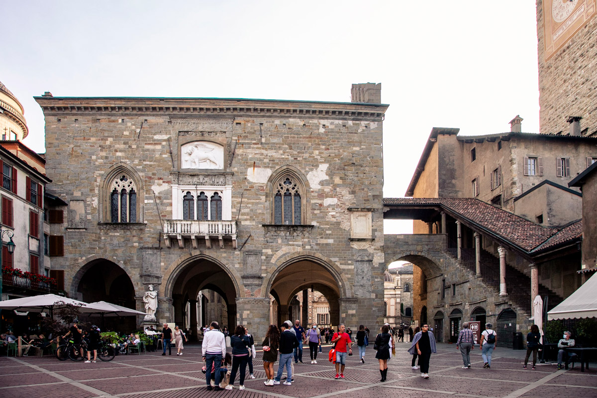 Vista fronta del palazzo della Ragione a Bergamo Alta