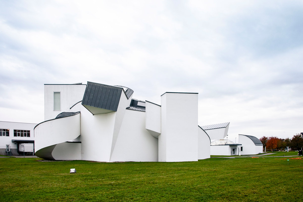 Le linee sinuose del Vitra Design Museum disegnato da Frank Gehry