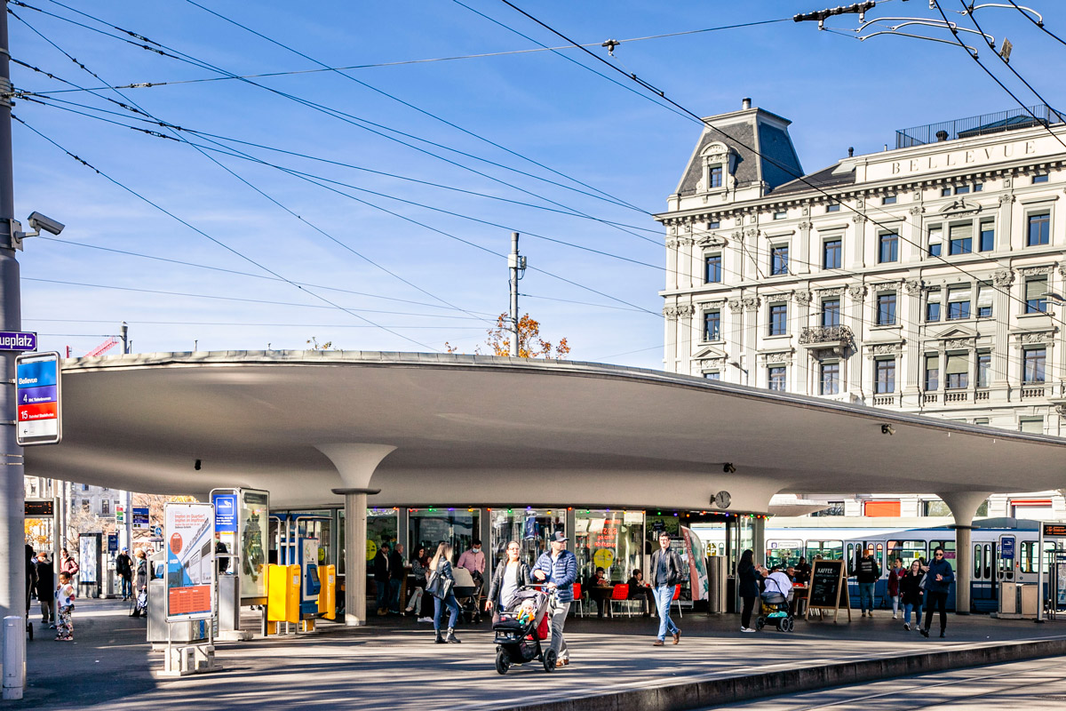 Le particolari pensiline della fermata del tram di Bellevue a Zurigo
