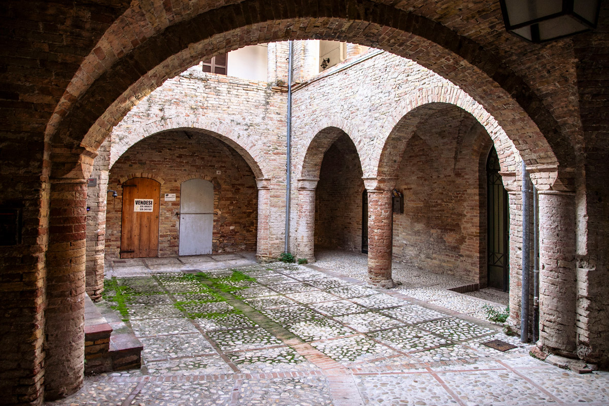 Archi storici e piccoli chiostri - borgo di Pescara