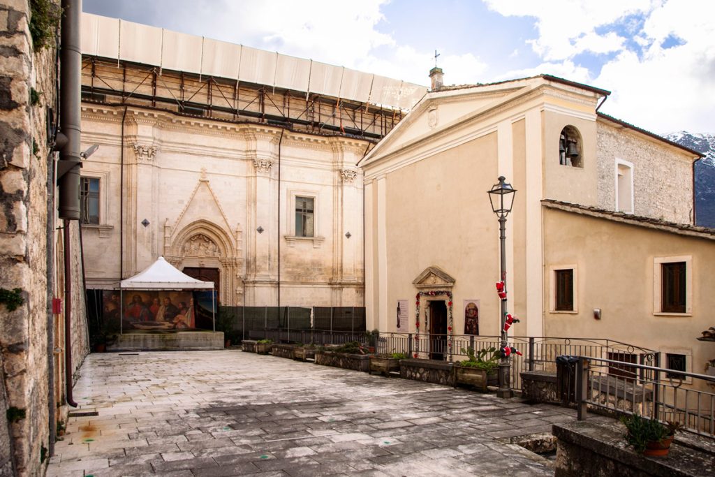 Chiesa della Santissima Trinità di Caramanico Terme addossata alla chiesa di Santa Maria Maggiore