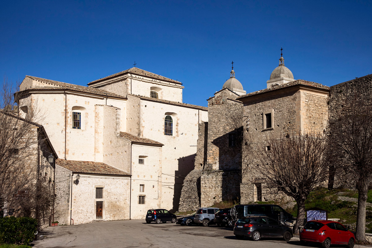 Duomo e palazzo Farnese a San Valentino in Abruzzo Citeriore - Vicoli cittadini