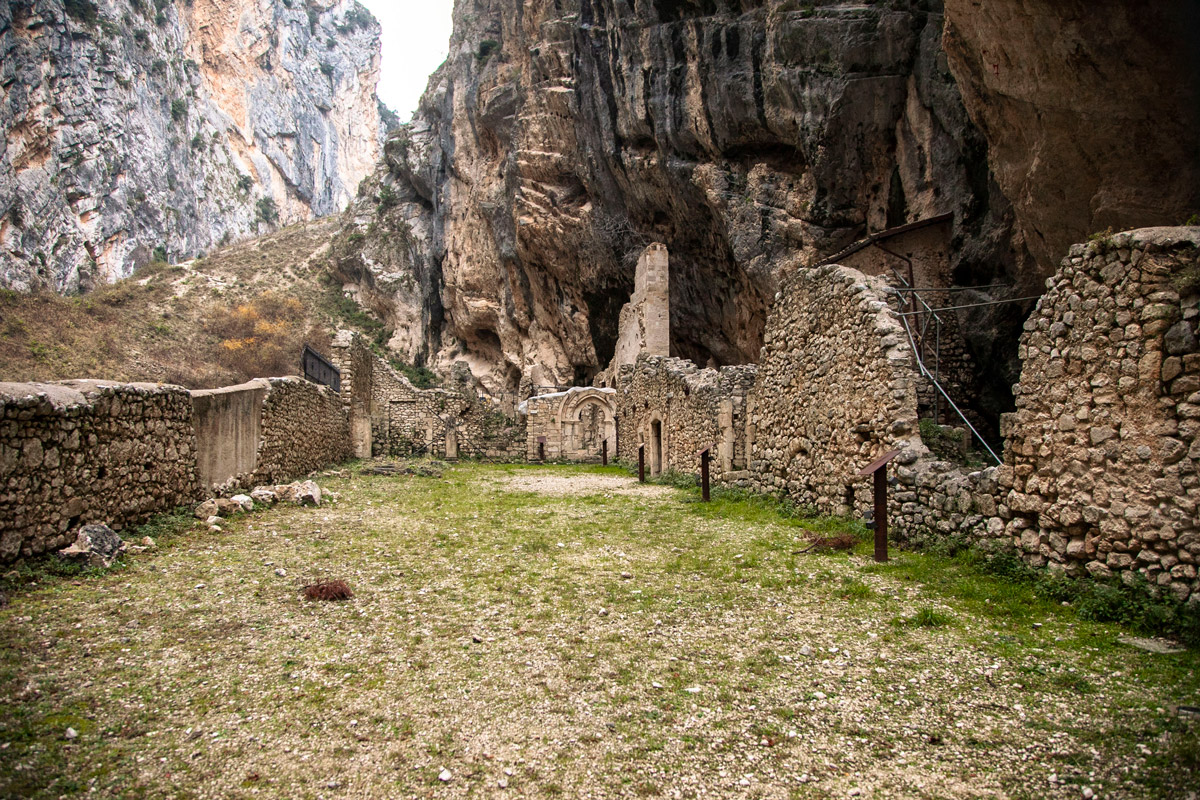 Il cortile interno del monastero di San Martino che conduce al portico