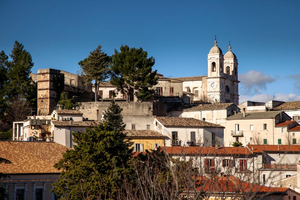 Il duomo e il borgo di San Valentino in Abruzzo Citeriore visti dal belvedere