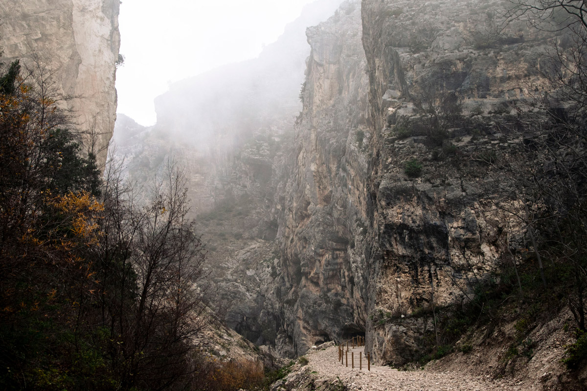 La nebbia sulle gole di San Martino - Accesso alla valle scavata nel quaternario