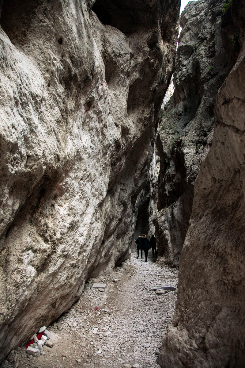Le alte pareti di roccia delle gole di San Martino - Fara San Martino