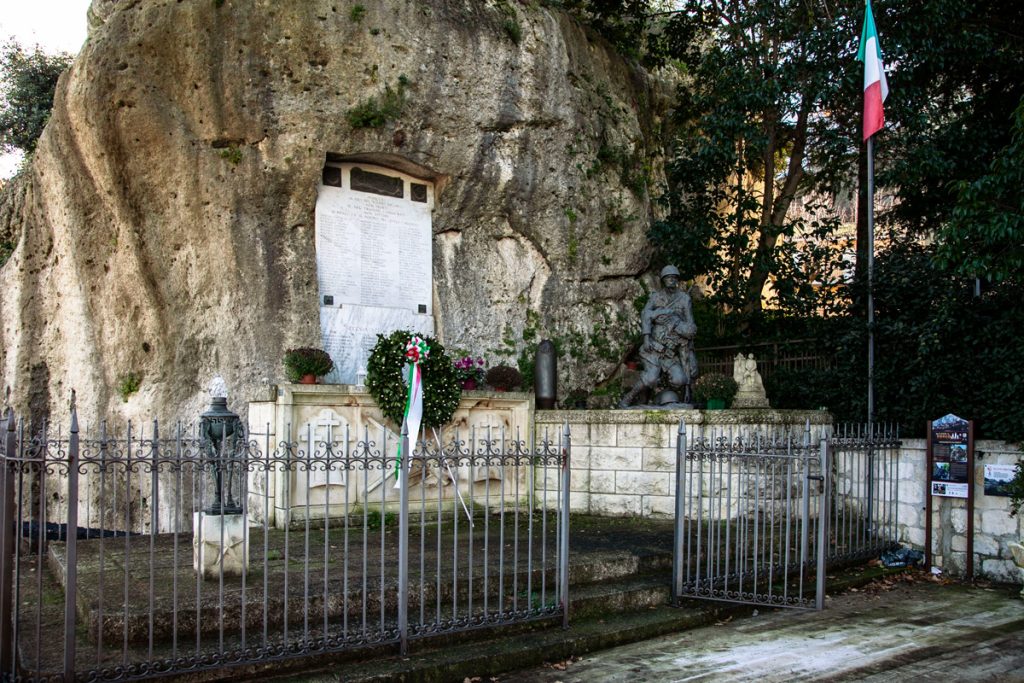 Monumento ai Caduti delle due guerre - San Valentino in Abruzzo Citeriore