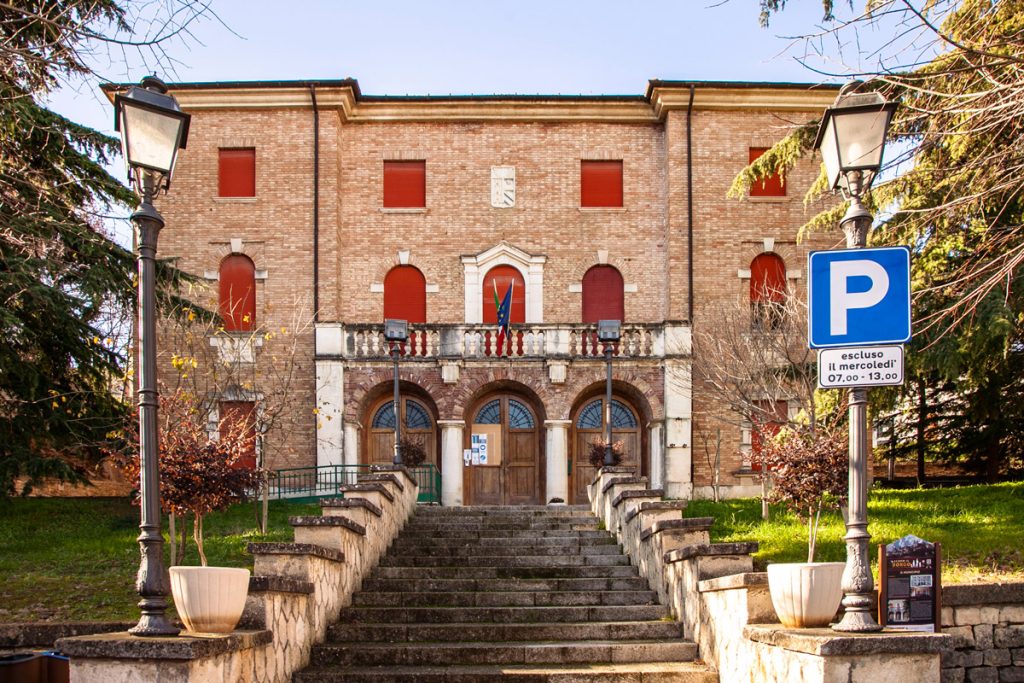 Municipio di San Valentino in Abruzzo Citeriore e la sua scalinata