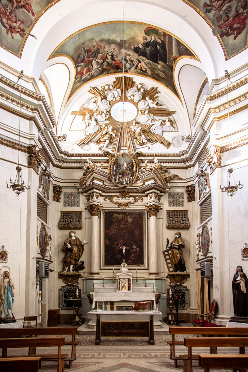 Navata interna ed altare della chiesa di Santa Chiara