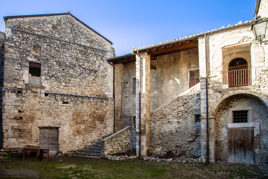 Palazzi Antichi e castelli a San Valentino in Abruzzo Citeriore