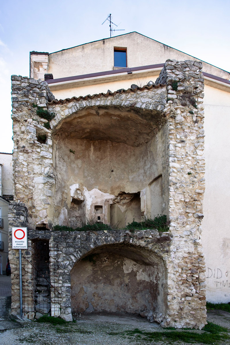 Resti della torre di guardia addossata al palazzo Trojani