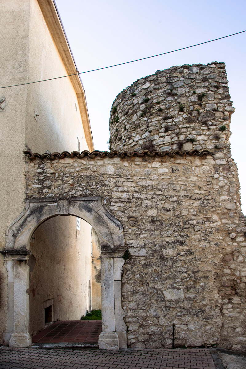 Vecchio portale delle mura di San Valentino in Abruzzo Citeriore