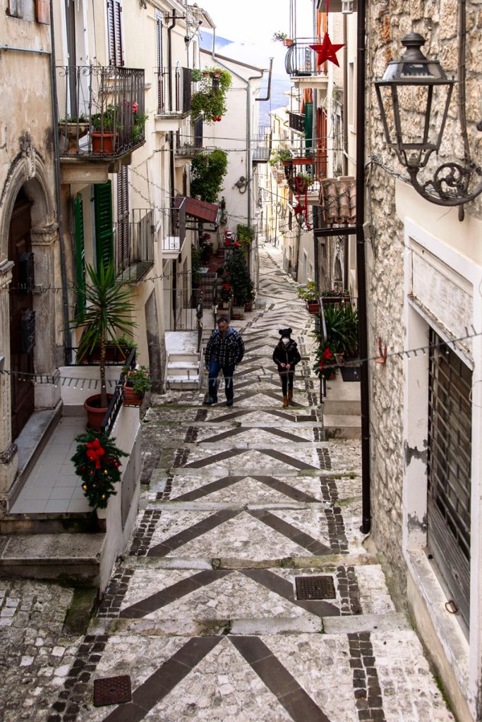 Via Vittorio Emanuele e la sua particolare pavimentazione a Caramanico Terme