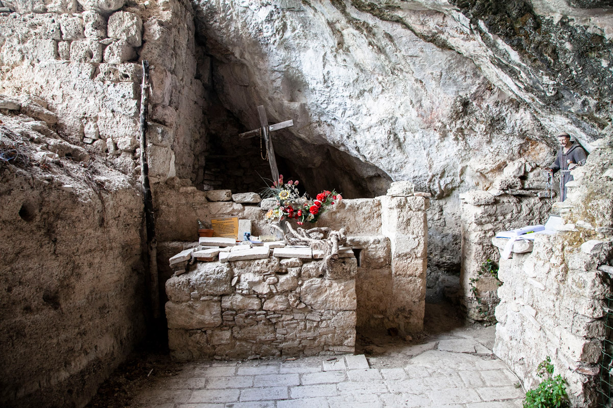 Altare nella grotta dei Frati - Trekking Il Silenzio degli Eremi - Monti Sibillini