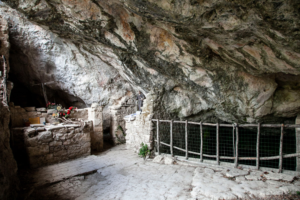 Altare nella grotta dei Frati - Trekking Il Silenzio degli Eremi