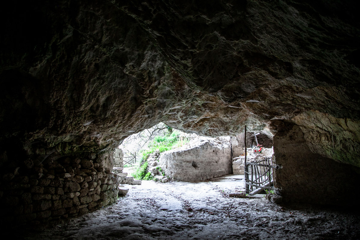 Dentro alla grotta dei frati - Monti Sibillini